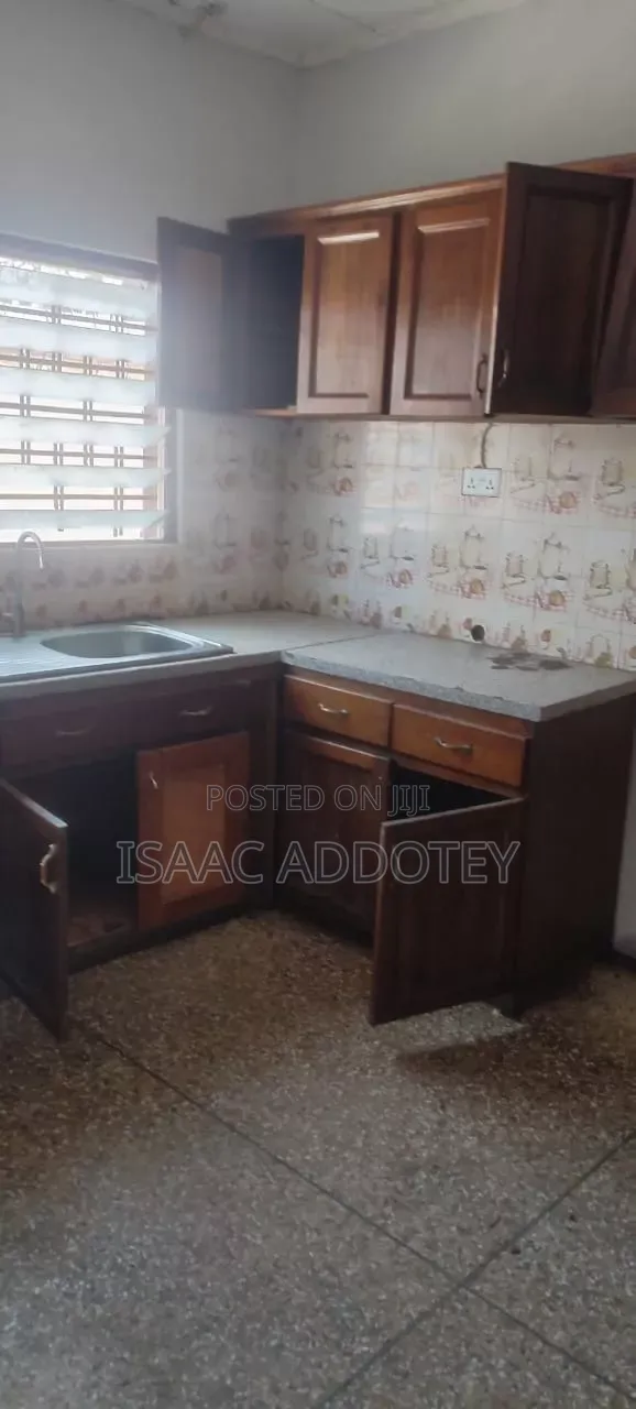 3bdrm House in 3 Bedrm Self, Baatsona Total for rent