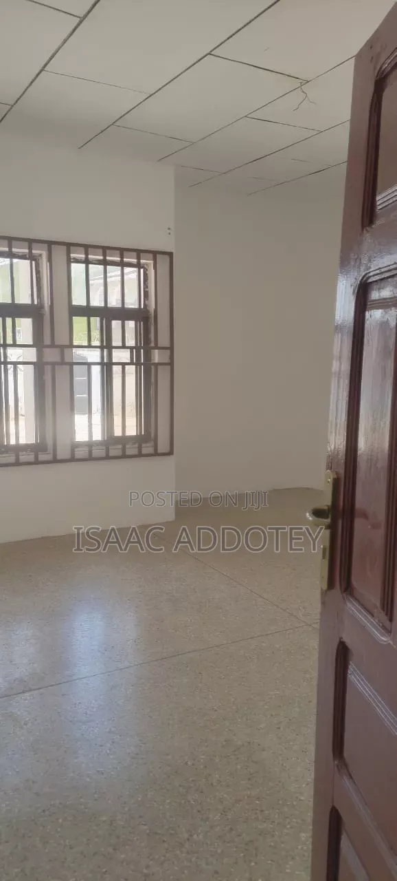 3bdrm House in 3 Bedrm Self, Baatsona Total for rent