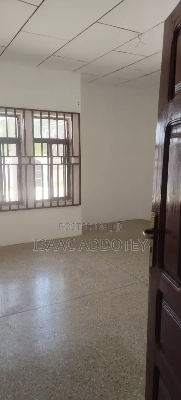3bdrm House in 3 Bedrm Self, Baatsona Total for rent