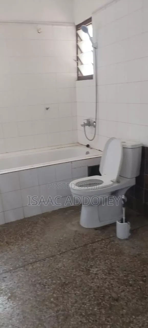3bdrm House in 3 Bedrm Self, Baatsona Total for rent