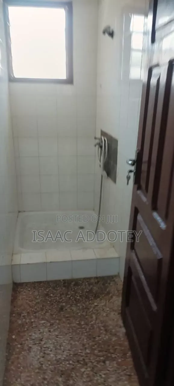 3bdrm House in 3 Bedrm Self, Baatsona Total for rent