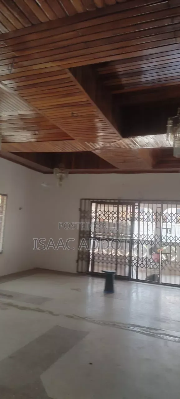 3bdrm House in 3 Bedrm Self, Baatsona Total for rent