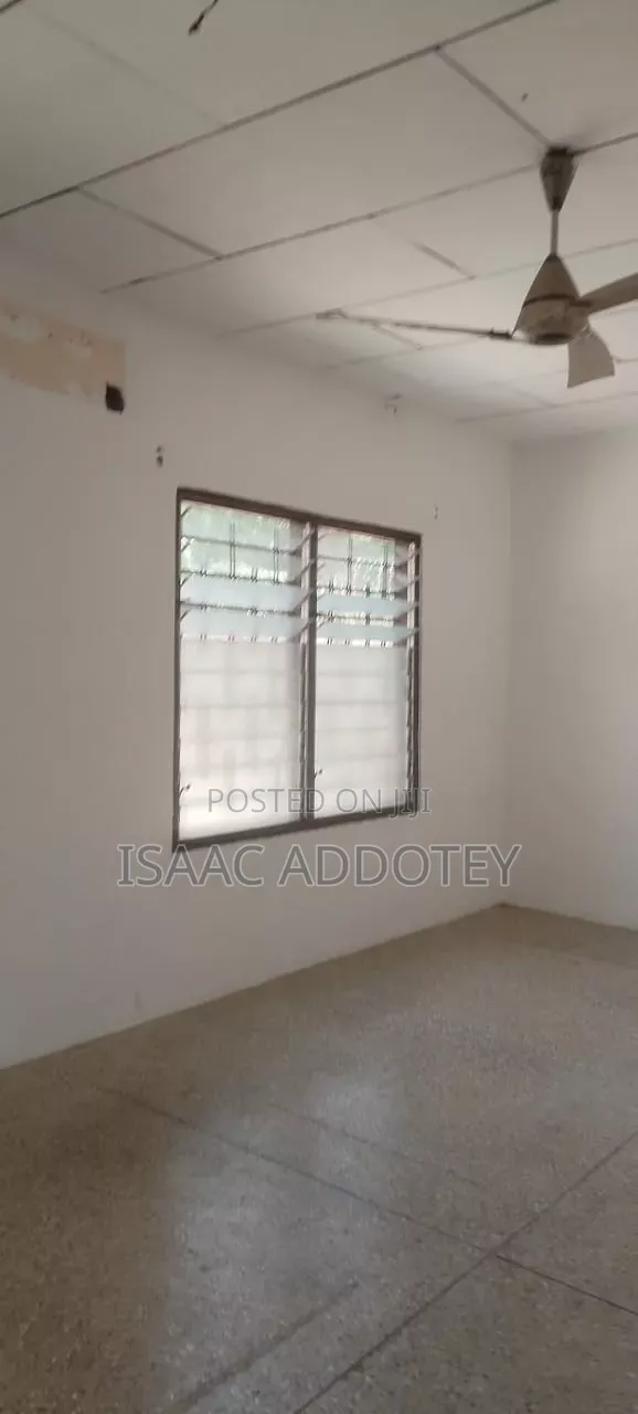 3bdrm House in 3 Bedrm Self, Baatsona Total for rent