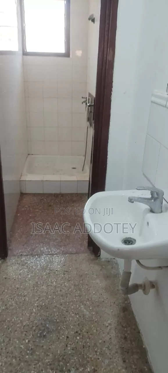 3bdrm House in 3 Bedrm Self, Baatsona Total for rent