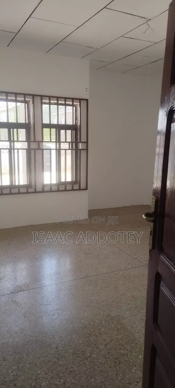 3bdrm House in 3 Bedrm Self, Baatsona Total for rent