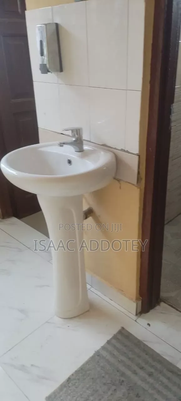 2bdrm Apartment in Sakumono, Baatsona Total for rent