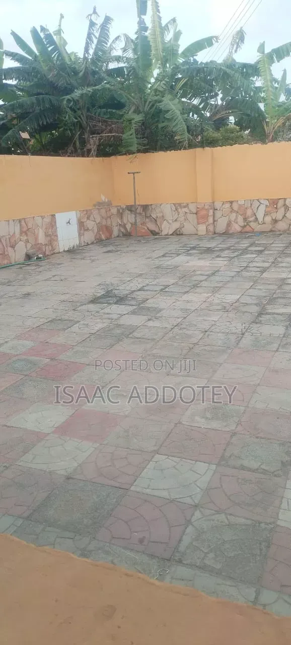 2bdrm Apartment in Sakumono, Baatsona Total for rent