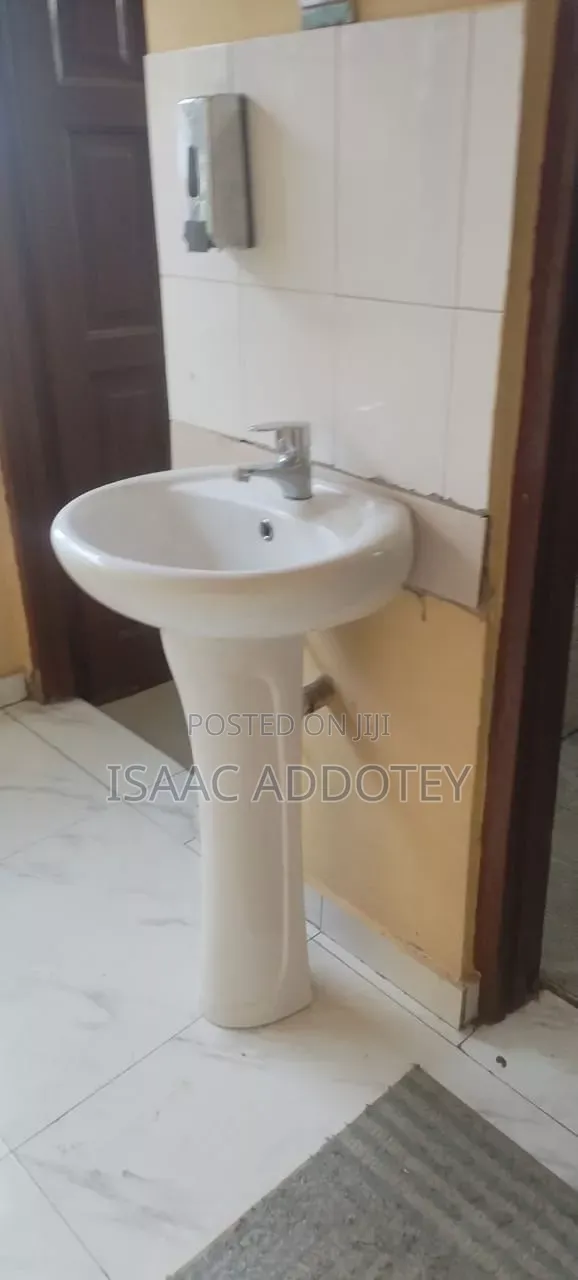 2bdrm Apartment in Sakumono, Baatsona Total for rent