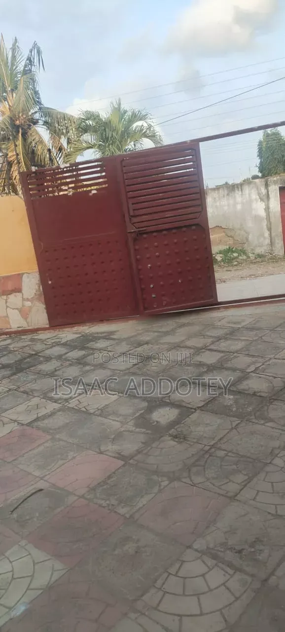 2bdrm Apartment in Sakumono, Baatsona Total for rent