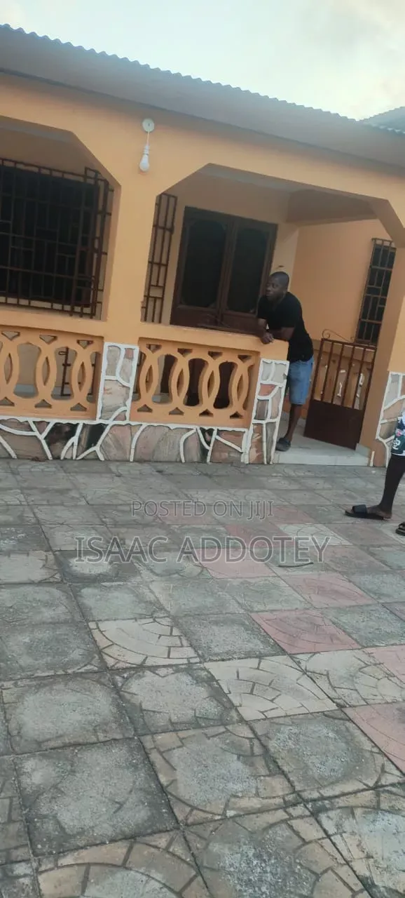 2bdrm Apartment in Sakumono, Baatsona Total for rent