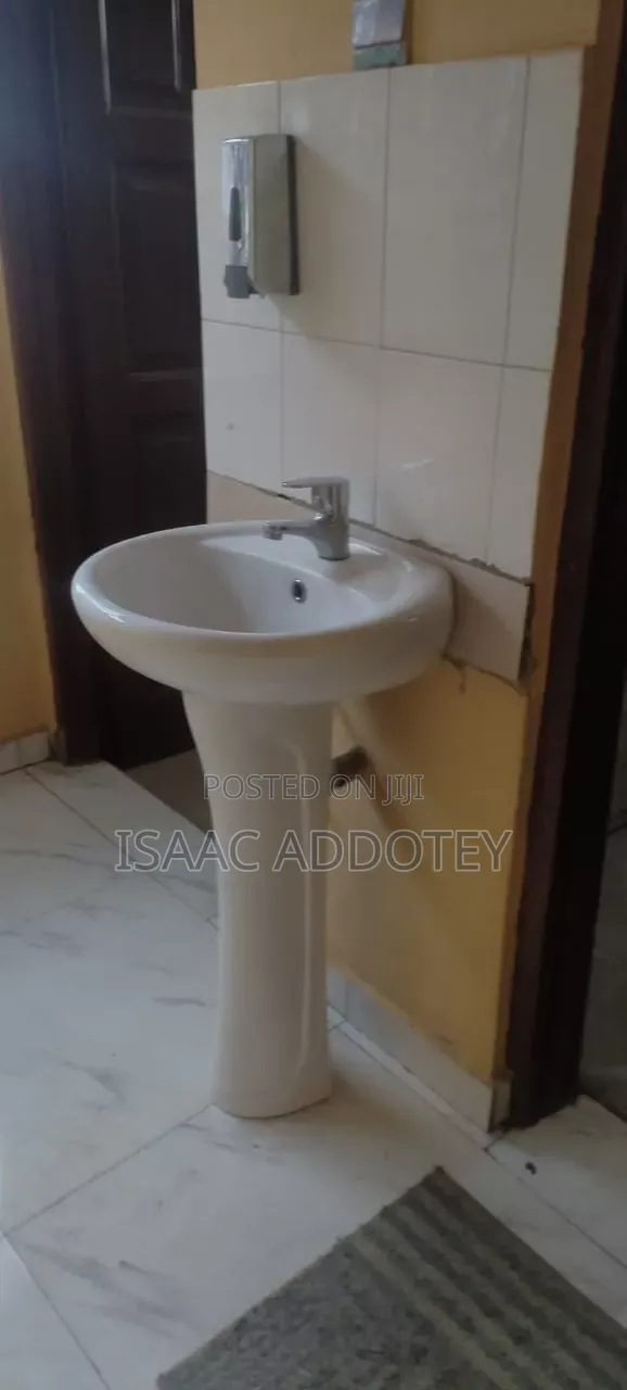 2bdrm Apartment in Sakumono, Baatsona Total for rent