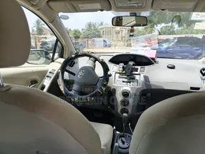 Toyota Vitz 2010 Silver
