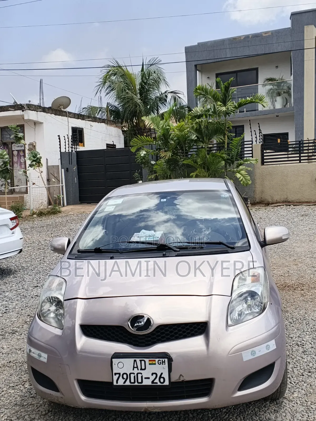 Toyota Vitz 2010 Silver