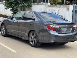 Toyota Camry SE 4dr Sedan (2.5L 4cyl 6A) 2014 Gray