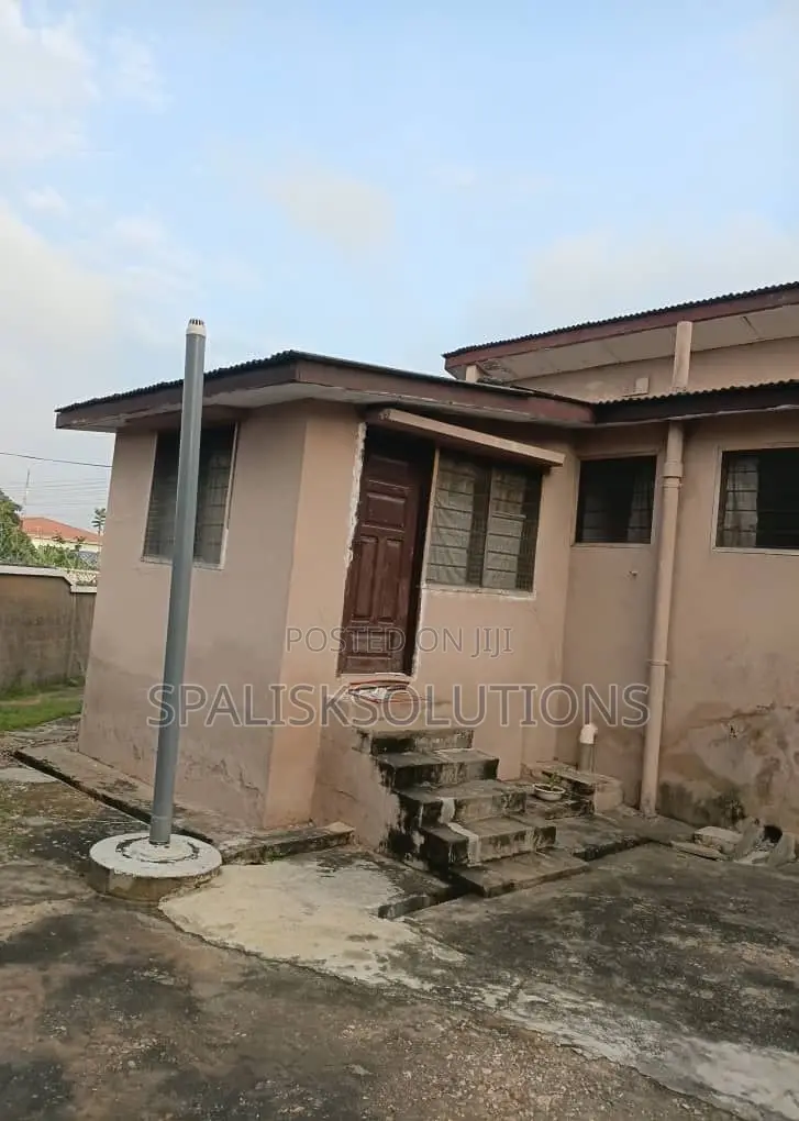 5bdrm House in Awudome Estate for sale