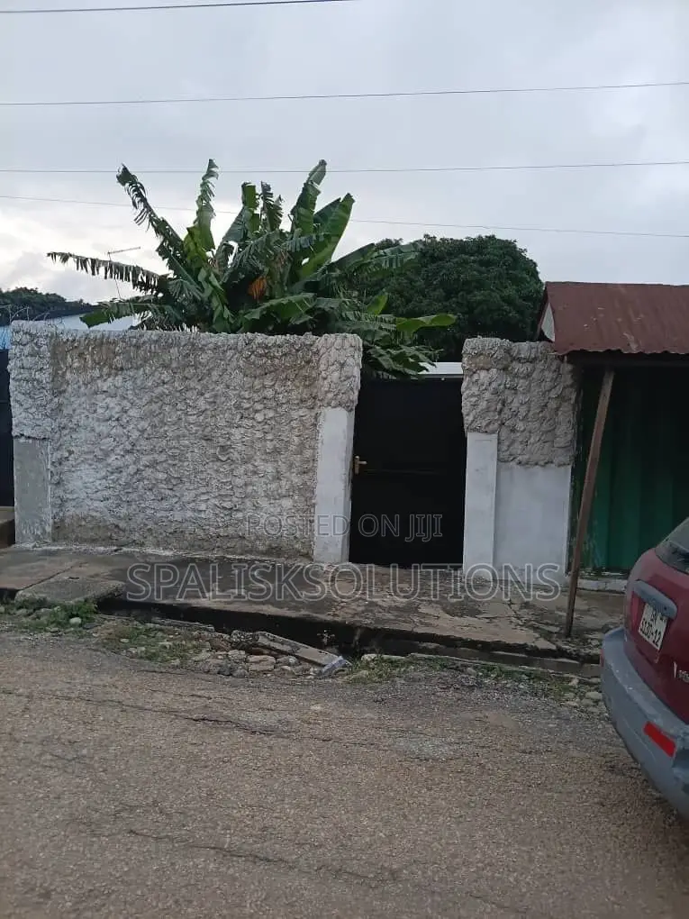 5bdrm House in Awudome Estate for sale