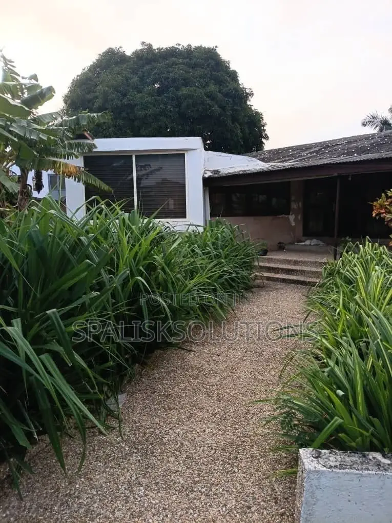 5bdrm House in Awudome Estate for sale
