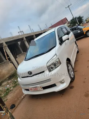 Toyota Voxy V 2WD 8-Seater 2012 White