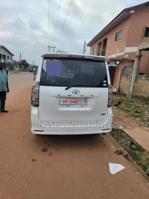 Toyota Voxy V 2WD 8-Seater 2012 White