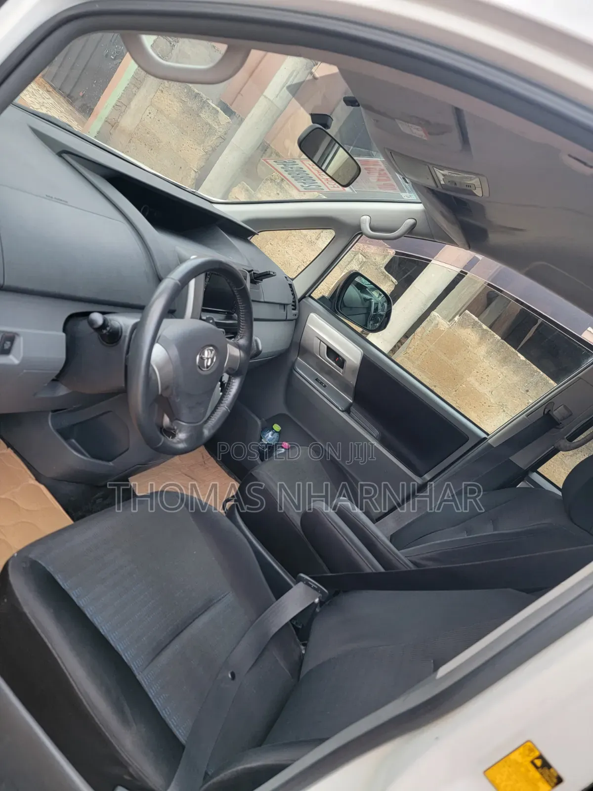 Toyota Voxy V 2WD 8-Seater 2012 White