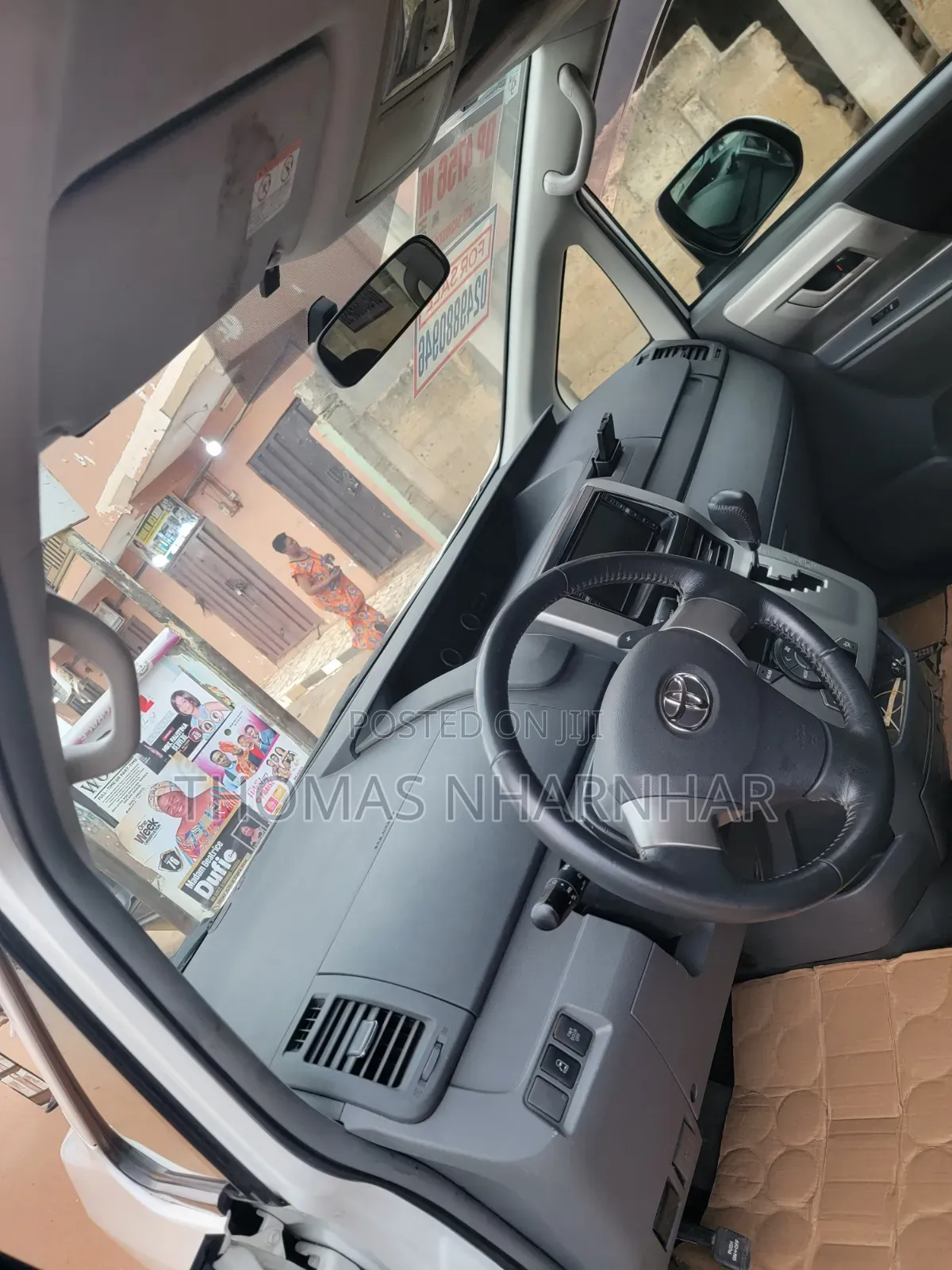 Toyota Voxy V 2WD 8-Seater 2012 White