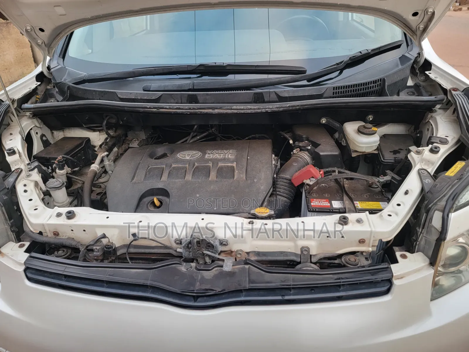 Toyota Voxy V 2WD 8-Seater 2012 White