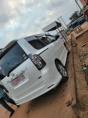 Toyota Voxy V 2WD 8-Seater 2012 White