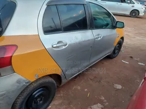 Toyota Vitz 2010 Silver