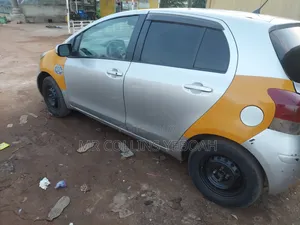 Toyota Vitz 2010 Silver