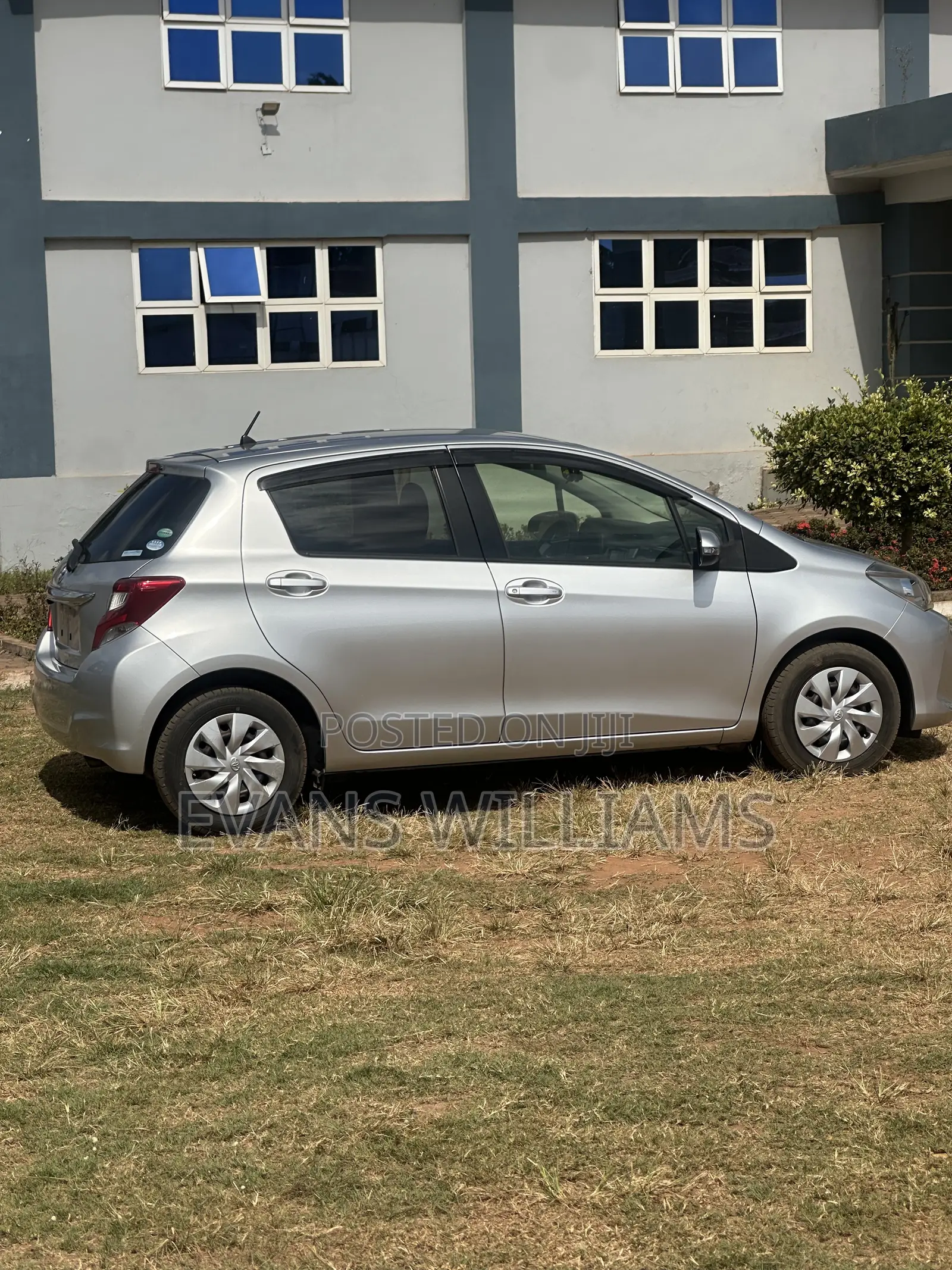 Toyota Vitz 1.3 FWD 5dr 2016 Silver