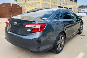 Toyota Camry SE 4dr Sedan (2.5L 4cyl 6A) 2014 Gray