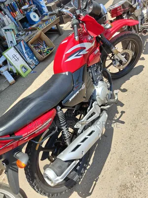 Yamaha YBR125 2025 Red