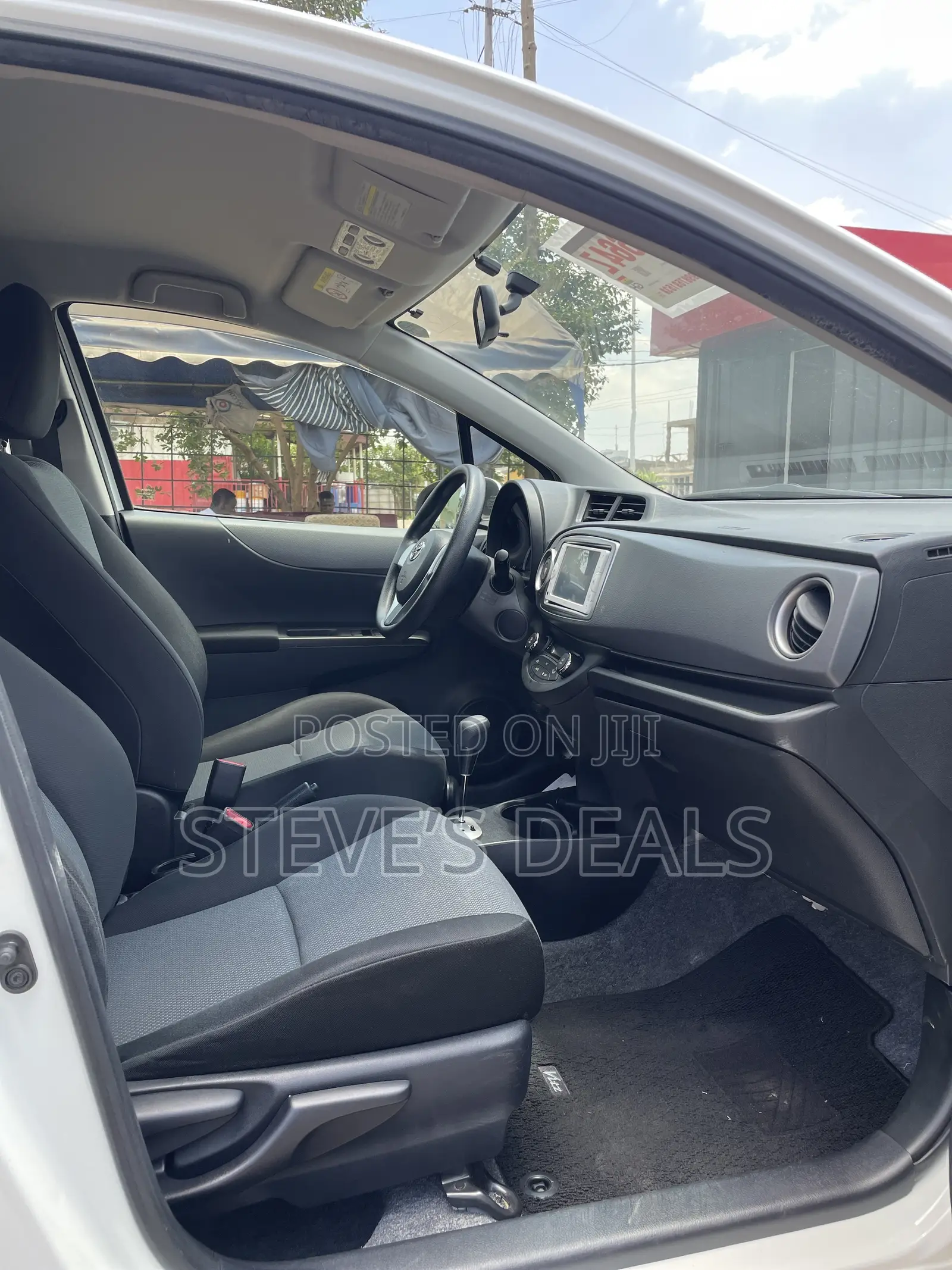 Toyota Vitz 1.3 FWD 5dr 2013 White