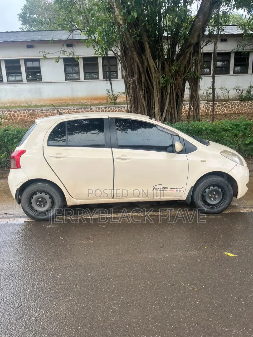 Toyota Vitz 2010 Off white