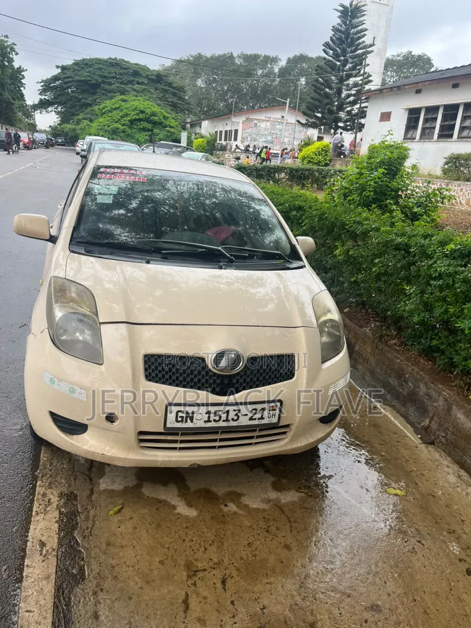 Toyota Vitz 2010 Off white