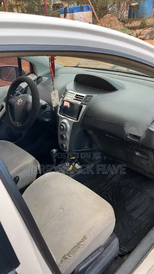 Toyota Vitz 2010 Off white