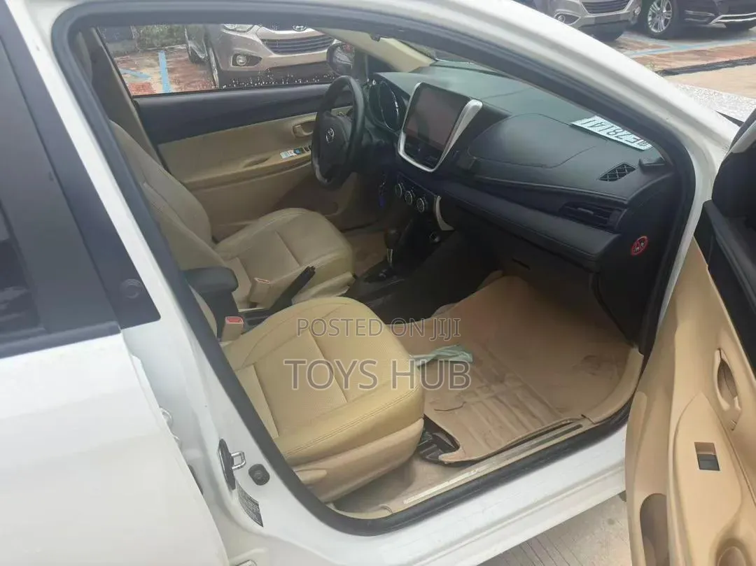 Toyota Yaris L Hatchback 5dr 2018 White