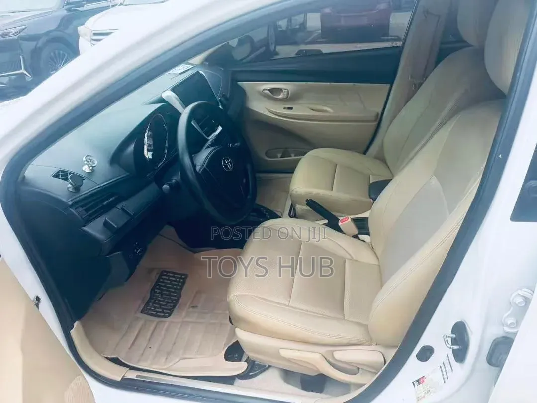 Toyota Yaris L Hatchback 5dr 2018 White