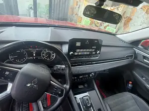 Mitsubishi Outlander SE 2025 Red
