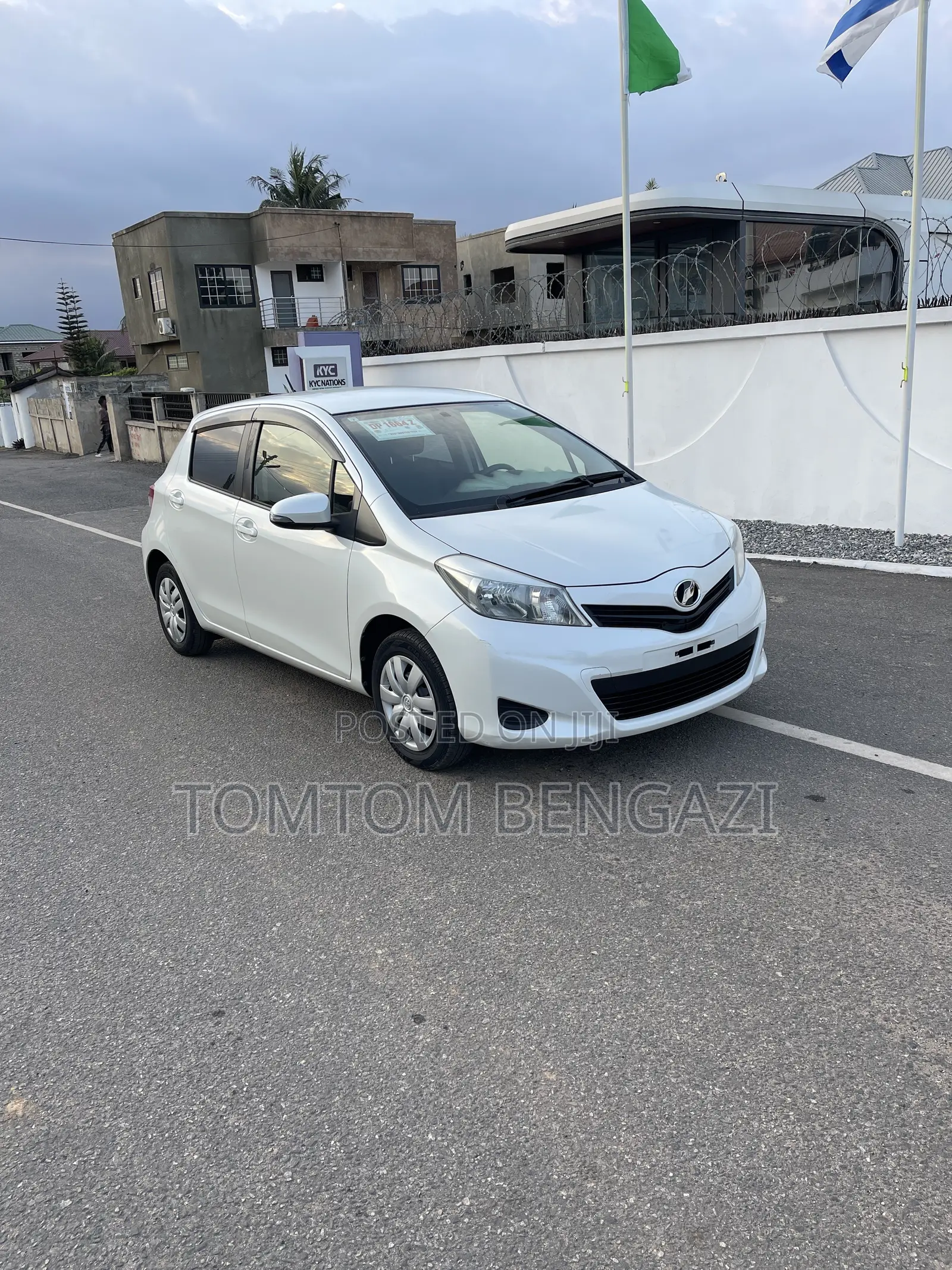 Toyota Vitz 1.3 FWD 5dr 2013 White