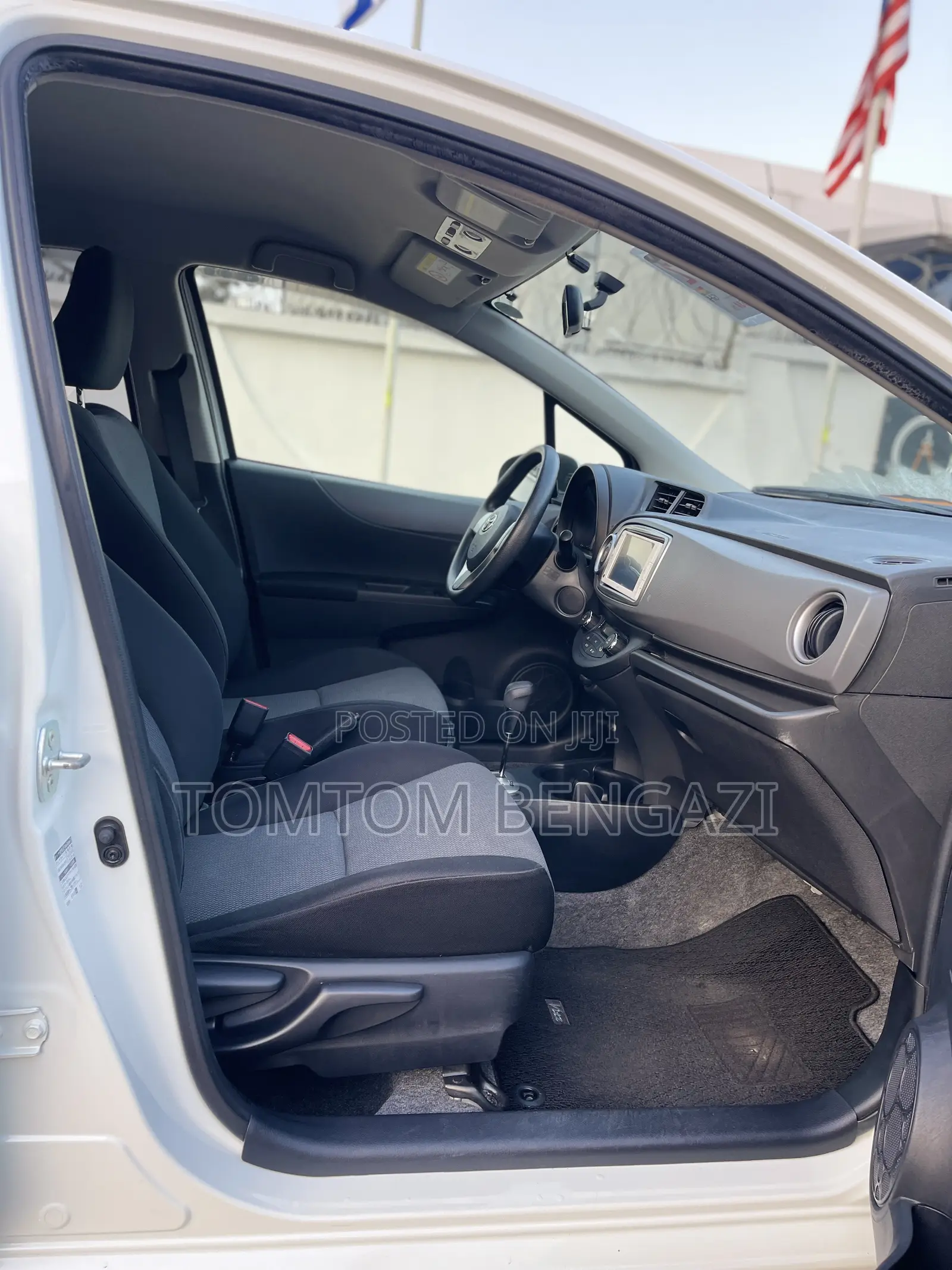 Toyota Vitz 1.3 FWD 5dr 2013 White