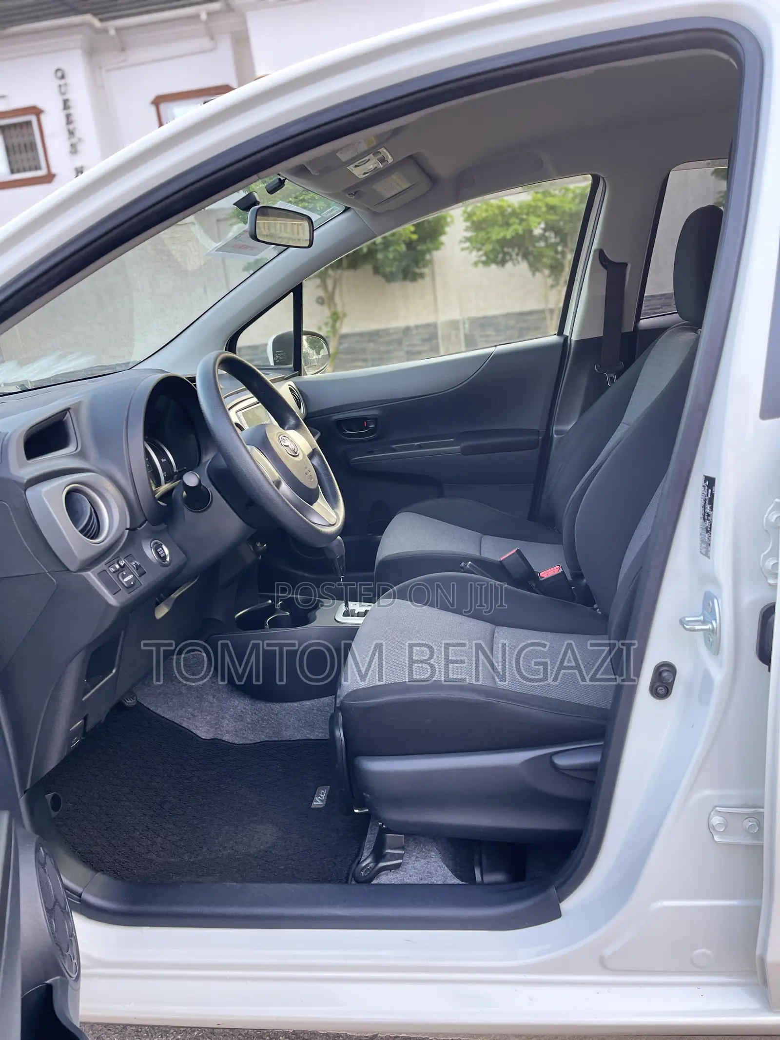 Toyota Vitz 1.3 FWD 5dr 2013 White