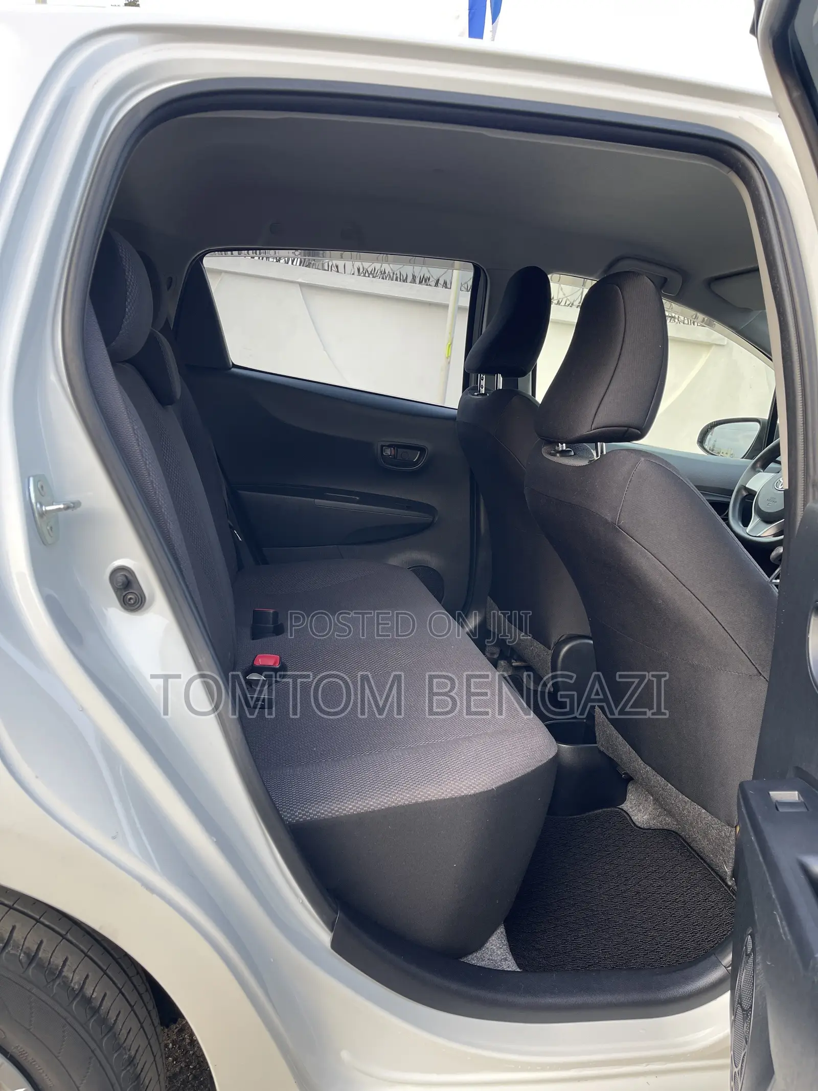 Toyota Vitz 1.3 FWD 5dr 2013 White