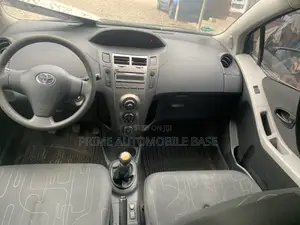 Toyota Yaris Base Sedan 4dr 2010 Blue