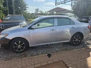 Toyota Corolla LE 4dr Sedan (1.8L 4cyl 4A) 2010 Silver