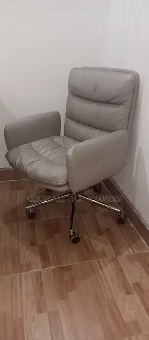 Urgent Sale – Office Desk and Executive Swivel Chair