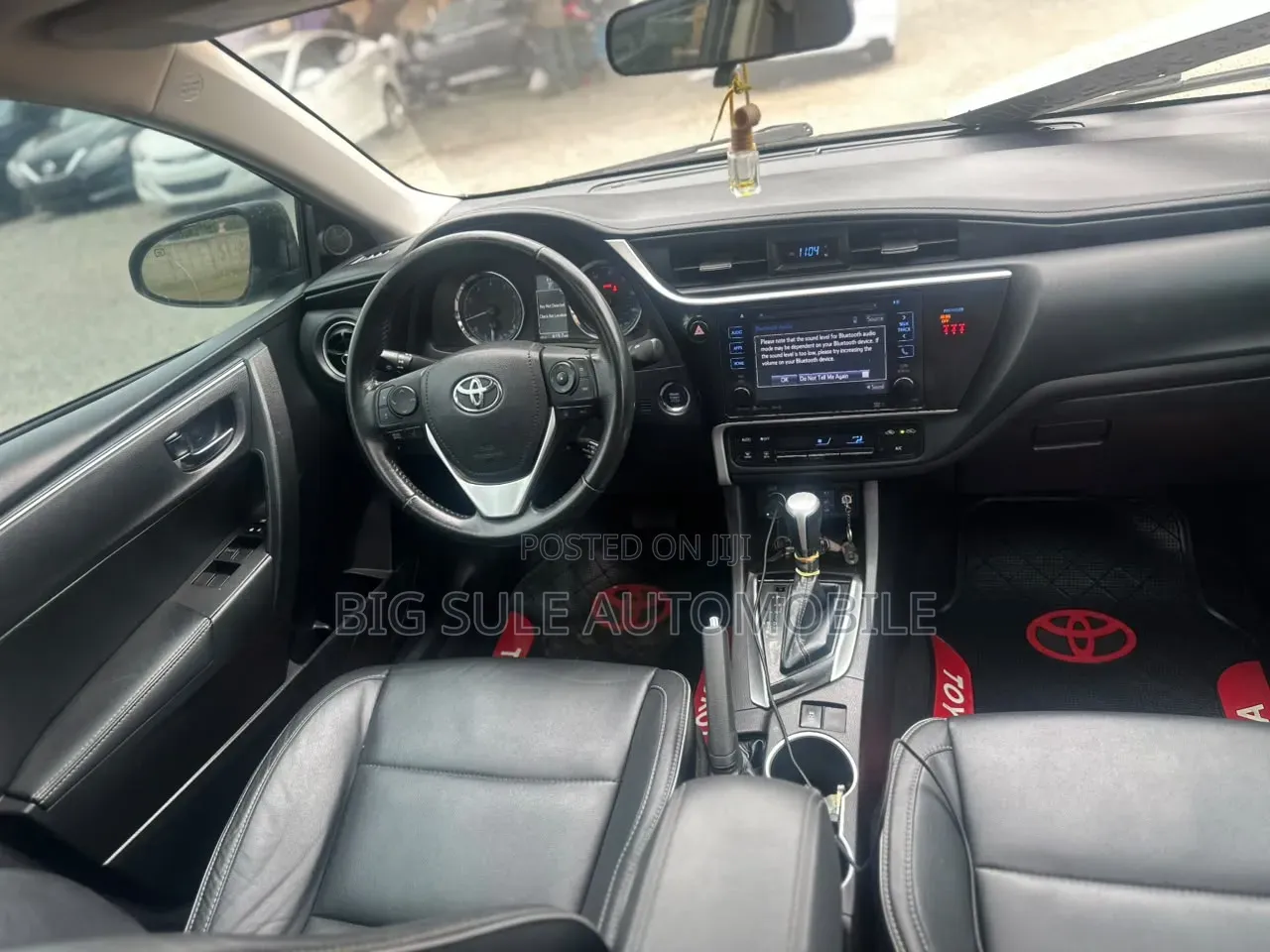 Toyota Corolla XLE (1.8L 4cyl 2A) 2018 Gray