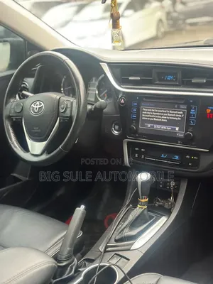 Toyota Corolla XLE (1.8L 4cyl 2A) 2018 Gray
