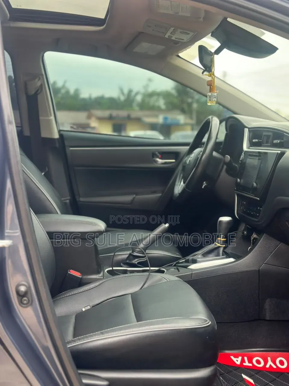 Toyota Corolla XLE (1.8L 4cyl 2A) 2018 Gray