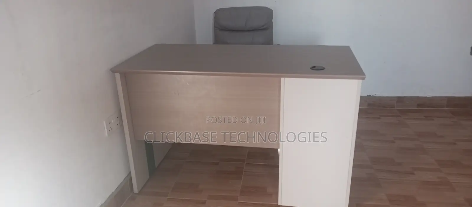 Urgent Sale – Office Desk and Executive Swivel Chair
